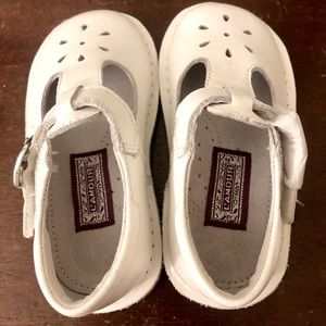 White L’Amour Mary Janes. NWOT. Size 6